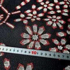 ポリエステルちりめん花柄生地　黒地