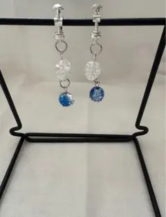 透明で青いイヤリング《ハンドメイド》