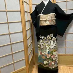 ［8142］色無地 美品 縮緬 一つ紋 五三桐 正絹 着物 袷 8142］色無地 美品 縮緬 一つ紋 五三桐 正絹 着物 袷 - メルカリ