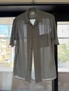 透け感のあるグレー半袖シャツ