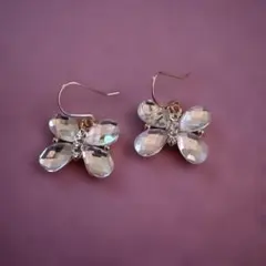 蝶の形状のピアス（クリスタル・金色）