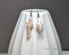 虹彩✨ 淡水パール クロス 十字架 ピアス バロックパール ホワイト
