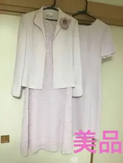 淡いピンクのジャケットと、ワンピース2点のセット【コサージュ付】