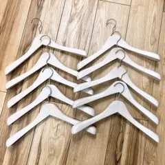 美品【Sartorio/サルトリオ】木製ハンガーセット3本 Sartorio 衣類ハンガー 3本セット ホワイト ナチュラル - メルカリ