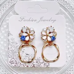 ホワイト　フラワー　ブルー　ビジュー　フープ　ハンドメイドピアス