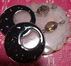 デカプレート黒ホログラムプレート×大玉ガラス×キラキラ四角シルバーポストピアス