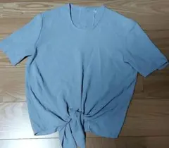 レディース　薄水色の半袖ブラウス　後にボタン９号
