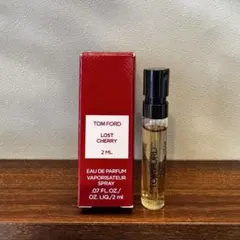 TOM FORD LOST CHERRY オードパルファム 2ml サンプルのサムネイル