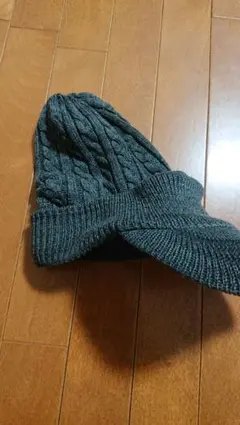 ダークグレー ケーブル編み キャップ付きニット帽