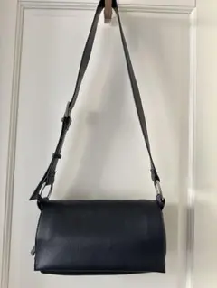 ビアズリー レザーボディバッグ レザーリング ブラック BEARDSLEY