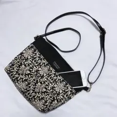 上品なダマスク柄ポシェット