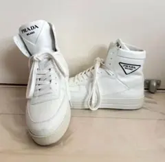確実正規品PRADA プラダ　ホワイト ハイカットスニーカー　トライアングルロゴのサムネイル