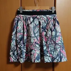 ミリー　ミニスカート　小さいサイズ6　フレア　総柄　白ベースのサムネイル
