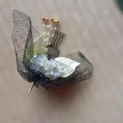 蝶の形状の髪飾り