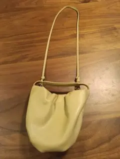 【美品／使用回数2〜3回】ギャザー ショルダーミニバッグ／ライトイエローのサムネイル