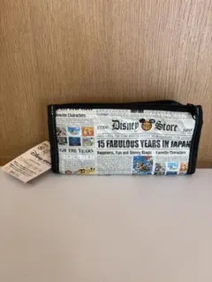 Disney Store 新聞風デザインポーチ