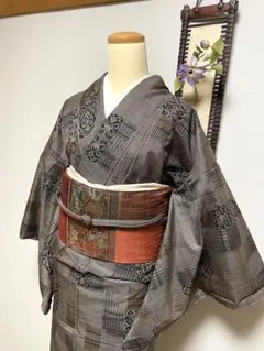 【未使用　しつけ糸付き】　正絹　大島紬　袷　変わり格子に花菱　ベージュカラー 未使用 しつけ糸付き】 正絹 大島紬 袷 変わり格子に花菱