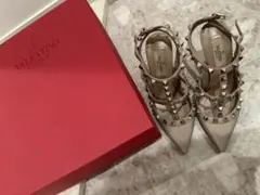 VALENTINO ロックスタッズエナメルアンクルストラップパンプスのサムネイル