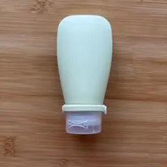 旅行用シリコンボトル 90ml 淡い黄色