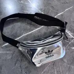 adidas ボディバッグ シルバー
