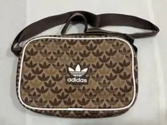 adidas モノグラムミニエアライナーショルダーバッグ