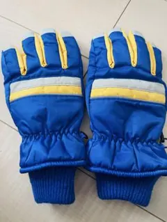 スノーグローブ　青色手袋 小学生くらい