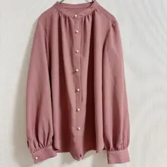 パールボタン バンドカラー ブラウス とろみ素材 くすみピンク ボリューム袖長袖