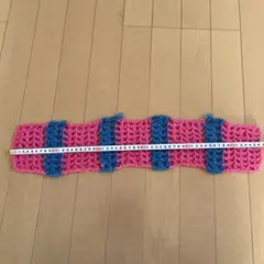 ピンクと青の手編みマフラー