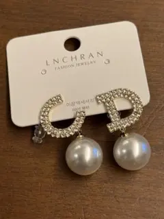 新品未使用　パール　ラインストーン　両耳ピアス　　ロゴピアス　CD ロゴ