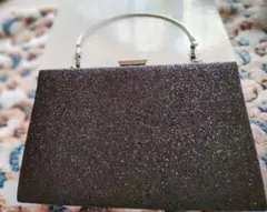 グリッター仕上げの黒いクラッチバッグ