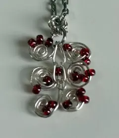 赤いビーズのネックレス　ハンドメイド
