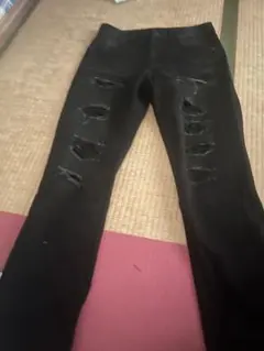 ブラックダメージスリムフィットジーンズ