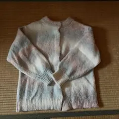 淡い青とピンクのニットカーディガン