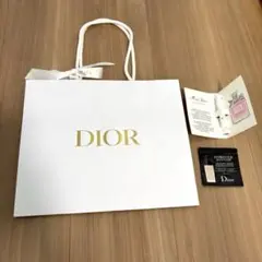 Dior ショップ袋とサンプル（リキッドファンデーション、オードゥトワレ）