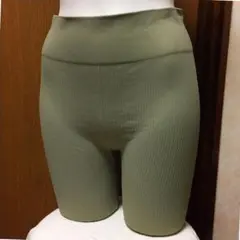 【スポーツ】H&M スポーティなショートパンツ・ヨガウエア　オリーブ　L　中古のサムネイル