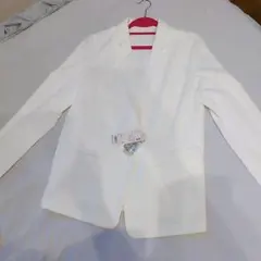 ユニクロ　白ジャケット　オフィスカジュアル