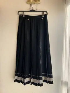 黒 プリーツスカート 金ボタン付き
