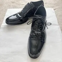 光沢のある黒のレースアップドレスシューズ