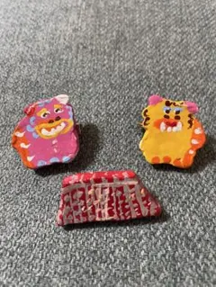 ハンドメイド 赤瓦とシーサーの、 ピンバッジ 3個セット