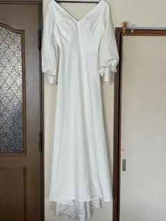 ホワイトドレス Vネック パールボタン付き