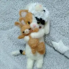 羊毛フェルト・ちびウサギ抱っこ・三毛猫ちゃん