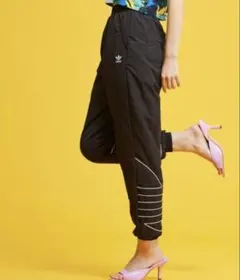 アディダス 黒 ビッグトレフォイル ナイロンパンツ ジャージ 女性Mシャカパン