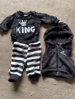 黒のトレーナーとストライプパンツセット