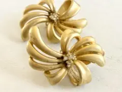 年代物 コスチュームジュエリー マットゴールド個性派 vintageイヤリング