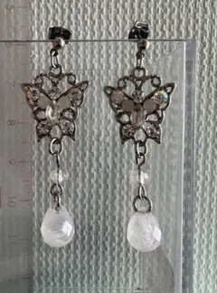 蝶デザイン クリスタルピアス 他ピアスとのまとめ買いも大歓迎！