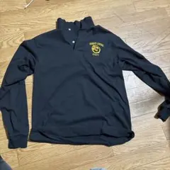 黒の長袖ポロシャツ