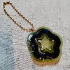 レジン製花型チャーム 星形装飾付き