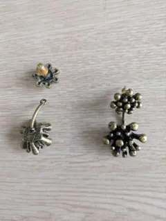 ユニークなゴールド花形ピアス(両耳用)