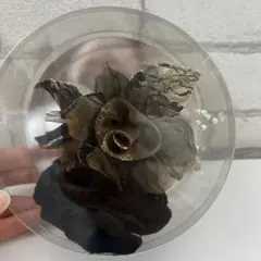 ブラック・ゴールド花モチーフブローチ