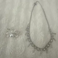 シルバークリスタルネックレスとリボンブローチセット